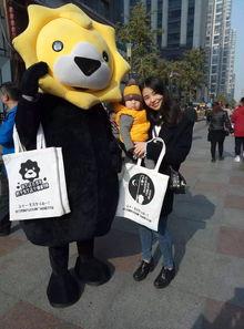 广场大妈是吃瓜群众嘛,吃瓜群众的独特视角