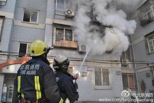 吃瓜群众指导消防员灭火,消防员高效灭火显神威