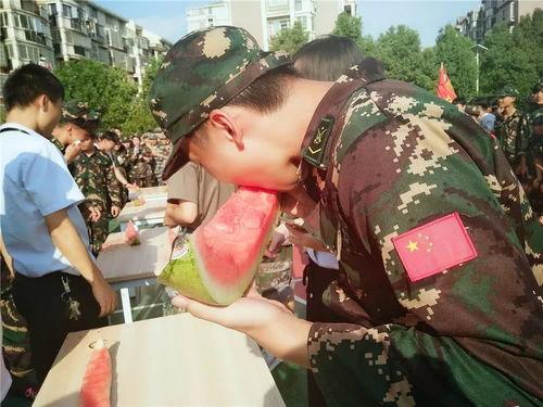 看军演的吃瓜群众是谁啊,他们是谁？为何如此关注？