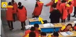 打架吃瓜群众视频,围观者视角下的激烈打斗现场