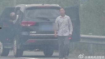 吃瓜群众看热闹拍照图片