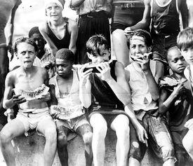 吃瓜群众拍照儿童,吃瓜群众镜头下的可爱儿童